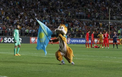 В Казахстане на футбольное поле выбежал человек-бурундук. Фото