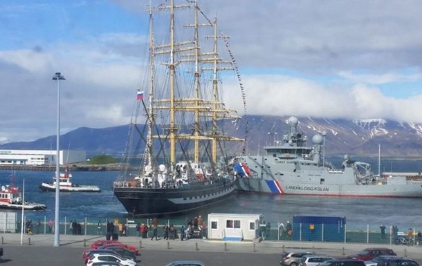 Российский корабль протаранил два корабля береговой охраны Исландии. Видео