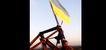 Бойцы АТО подняли флаг Украины над шахтой возле Горловки. Видео