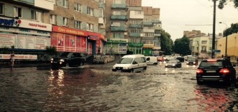 Несколько машин затонуло в Ровно после дождя. Видео