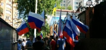 Россияне митингуют у разгромленного консульства Украины в Ростове. Фото