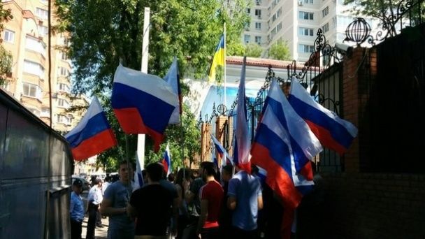 Россияне митингуют у разгромленного консульства Украины в Ростове. Фото