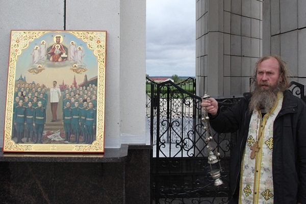 В России священник освятил авиабазу иконой Сталина. Фото