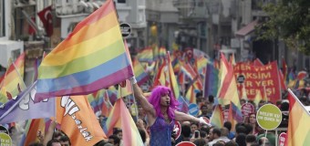 В Стамбуле участников гей-парада разгоняли водометами. Видео