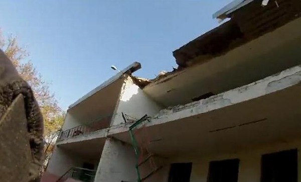 Под Мариуполем в результате обстрела разрушен дом. Видео