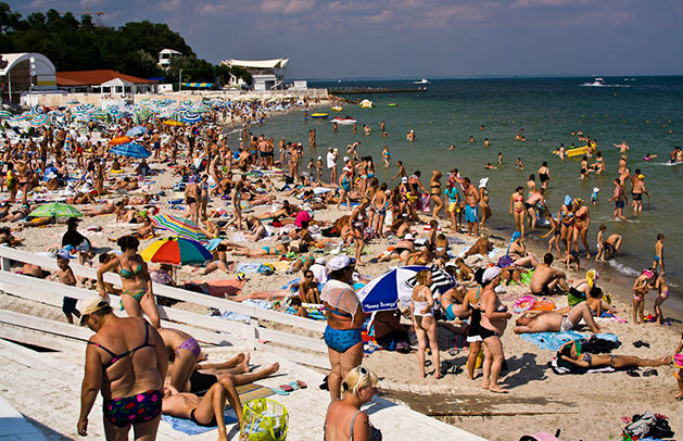 В противовес крымскому, одесское побережье переполнено туристами. Фото