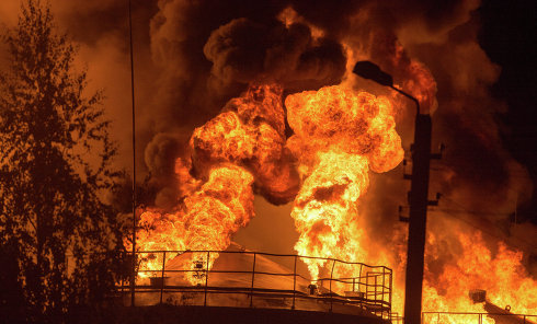 В сети распространяются фотожабы на пожар на нефтебазе под Киевом. Фото