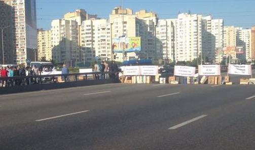 ​Киев: Недовольные владельцы МАФов перекрыли проспект Бажана. Видео