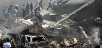 В Индонезии самолет упал на жилой район: десятки погибших. Видео