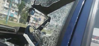 В Артемовске гаишник выбил стекло в авто женщины и потребовал права. Видео