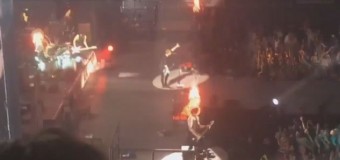 Гитарист известной группы загорелся во время концерта. Видео