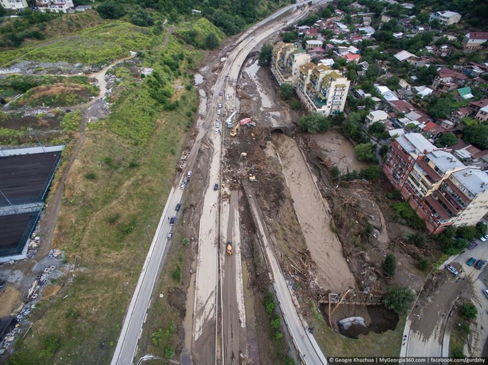 В сеть выложили видео наводнения в Тбилиси, снятое с дрона. Видео