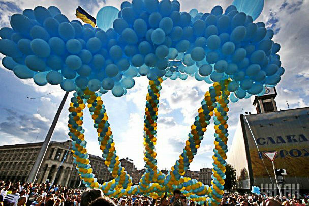 В Киеве запустили Тризубец из воздушных шариков. Фото