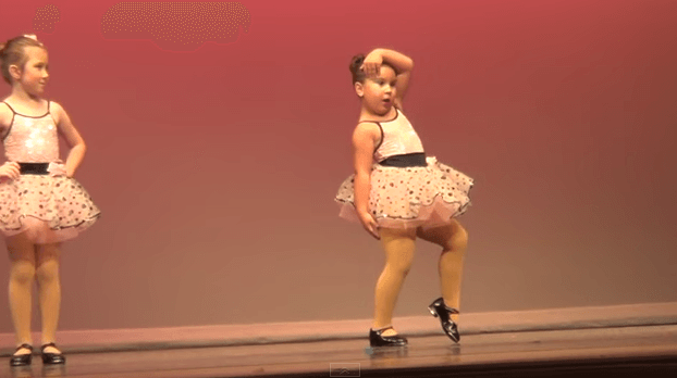 Зажигательный танец маленькой девочки собрал почти 3 млн просмотров. Видео
