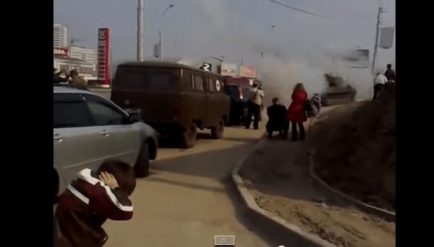 Аттракцион смерти: в ДНР детей развлекают стрельбой из танков. Видео