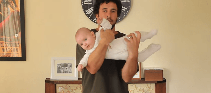 Сеть «взорвал» папа, который показывает, как держать ребенка. Видео