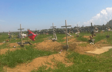 В сеть попали фото безымянного кладбища донецких террористов. Фото