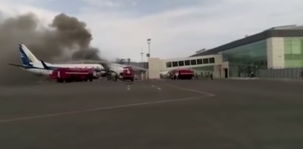 В Казахстане загорелся пассажирский самолет. Видео