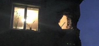 В результате обстрела Донецка снаряд попал в одну из квартир. Фото