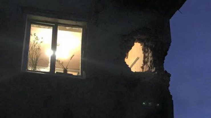 В результате обстрела Донецка снаряд попал в одну из квартир. Фото