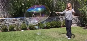 Видео о том, как делать гигантские мыльные пузыри, «взорвало» сеть