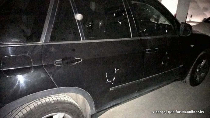 В Минске ревнивая девушка по ошибке разбила чужой BMW X5. Фото