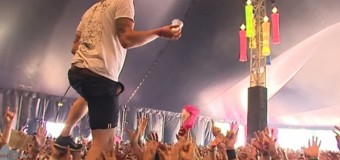 Рок-музыкант словил летящий в него бокал пива, стоя на руках у фанатов. Видео