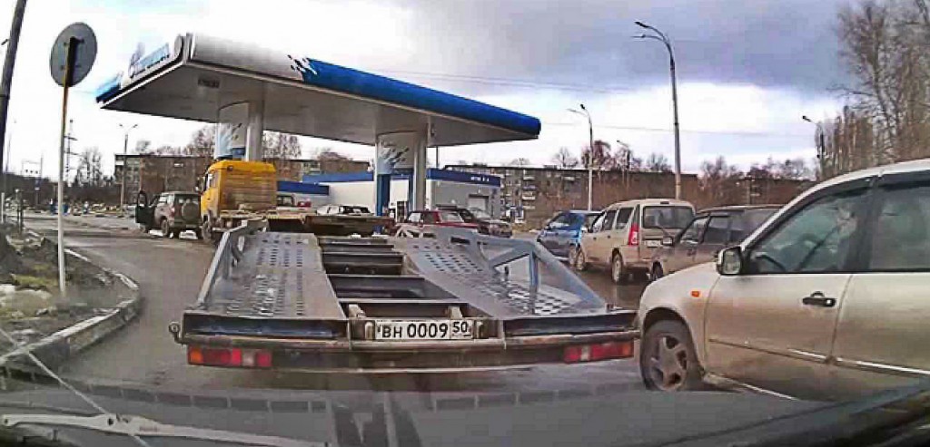 «Фольксваген» протаранил бензоколонку на киевской АЗС. Фото