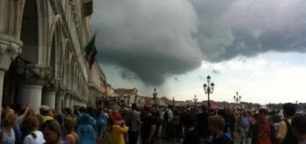 Венецию разбил мощный торнадо. Видео