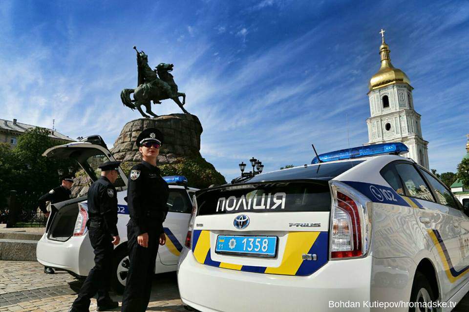 Снимок украинских девушек-патрульных набирает популярность в сети. Фото