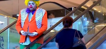 Видео «взорвало» сеть: Злой клоун нападает на посетителей торгового центра
