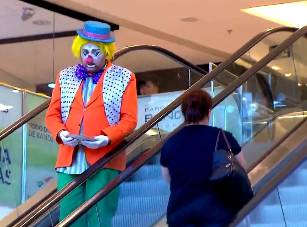 Видео «взорвало» сеть: Злой клоун нападает на посетителей торгового центра