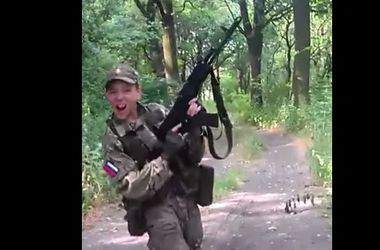 Ребенок в военной форме РФ стреляет из автомата. Видео