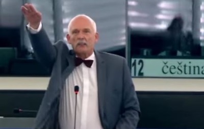 В Европарламенте польский депутат показал нацистский жест. Видео