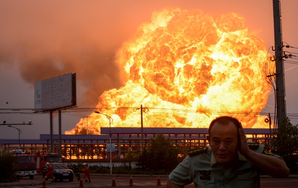 В Китае взорвался нефтезавод. Видео