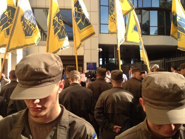 В Киеве «Азов» заблокировал здание фискальной службы. Видео