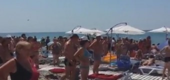 В Сочи посетителям пляжей включают гимн РФ. Видео