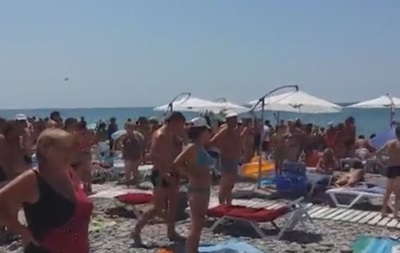 В Сочи посетителям пляжей включают гимн РФ. Видео