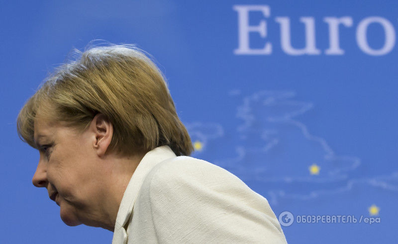 В сети появились снимки спящей на ходу Меркель. Фото