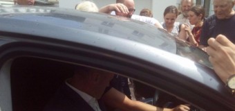 Полтавский мэр наехал на толпу людей и протащил на капоте депутата. Видео