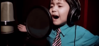 Четырехлетний мальчик стал звездой, спев песню Уитни Хьюстон. Видео