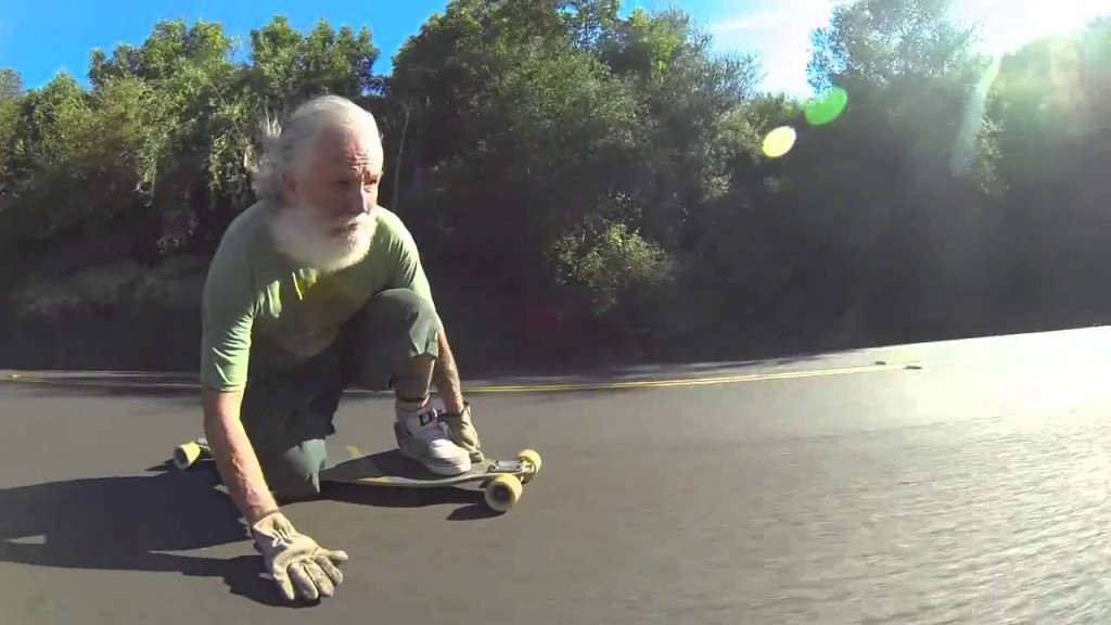 Крутой дедушка на скейте стал звездой инета. Видео
