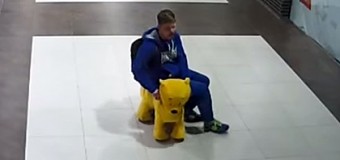 Мужчина «угнал» Винни Пуха из торгового центра Беларуси. Видео