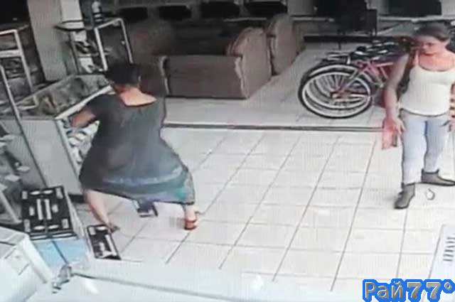 Видео, бьющее рекорды просмотров: женщина украла телевизор, спрятав под платьем