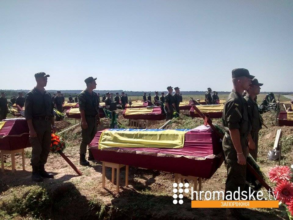 Под Запорожьем похоронили 57 неопознанных бойцов АТО. Фото