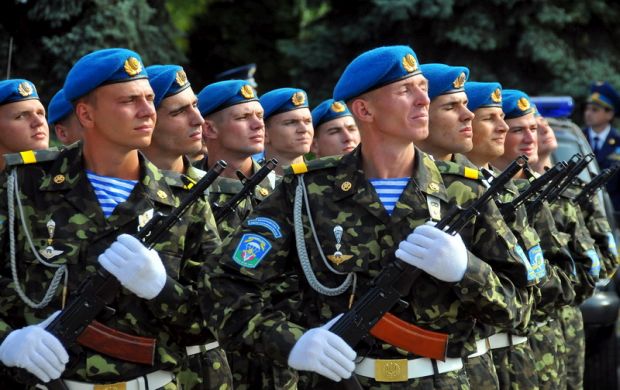 Курьез всерьез: российских ВДВшников поздравили изображением украинских десантников. Фото