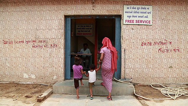 В Индии платят рупию за посещение туалетов. Видео