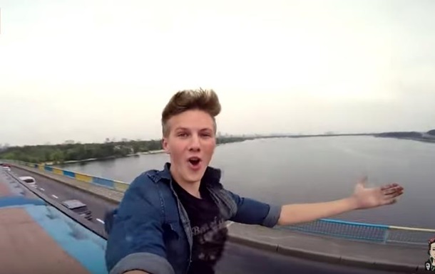 Киевлянин катается на крыше метро. Видео