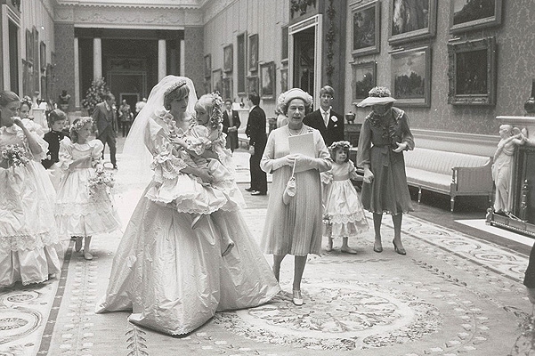 В сети появились неизвестные снимки со свадьбы принцессы Дианны. Фото