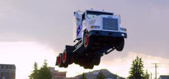 Этот грузовик совершил самый длинный прыжок в истории. Видео
